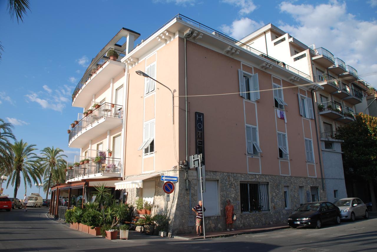 Albium - Hotel Sul Mare Albenga Exteriör bild